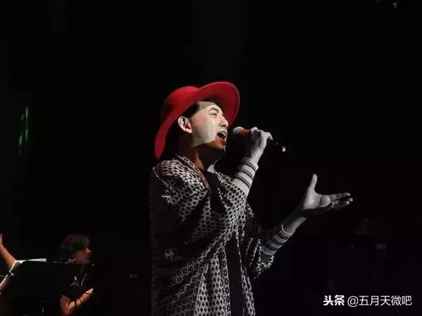 黃子佼爆哭唱五月天新歌!謝天團熬夜趕工……澄清曲是「他」寫的