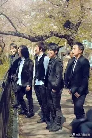 黃子佼爆哭唱五月天新歌!謝天團熬夜趕工……澄清曲是「他」寫的