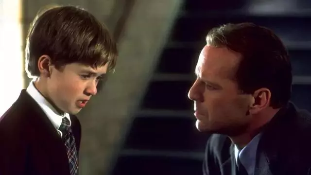孩子的臉在幼稚園被同學抓傷卻不敢還手!心理學家:孩子被欺負,最怕家長這樣說!