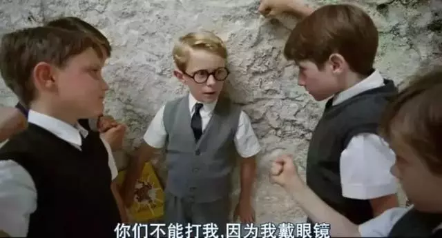 孩子的臉在幼稚園被同學抓傷卻不敢還手!心理學家:孩子被欺負,最怕家長這樣說!