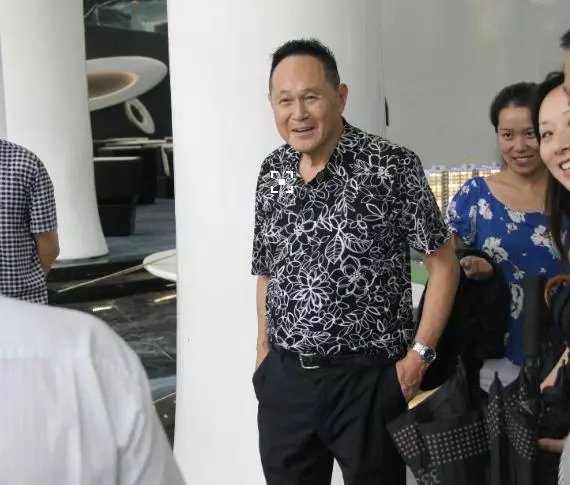 李嘉誠的好兄弟,最愛勞斯萊斯,現在已80多歲了還不停的換女友!