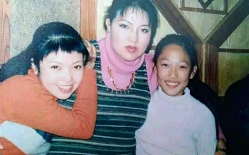 女孩14歲被媽媽拉去整容,至今已花掉400萬,成為了這個樣子
