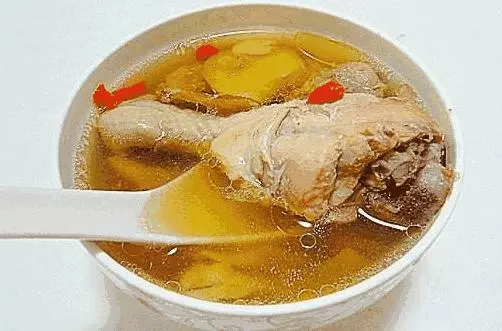 下班回來婆家人不等我吃飯,看到婆婆端出鍋里的菜,我愣住了