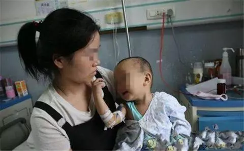 寶寶2歲還不會走路,寶媽擔心帶去檢查後,醫生瞞著寶媽偷偷報了警!