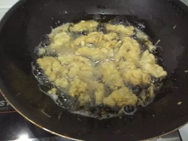 做「炸酥肉」是裹蛋清還是麵粉?雞排店大廚告訴你,保證酥脆