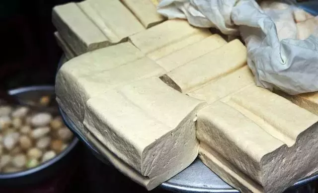 買豆腐時,看到這2種扭頭走就對了,豆腐攤老闆:從不讓家人吃