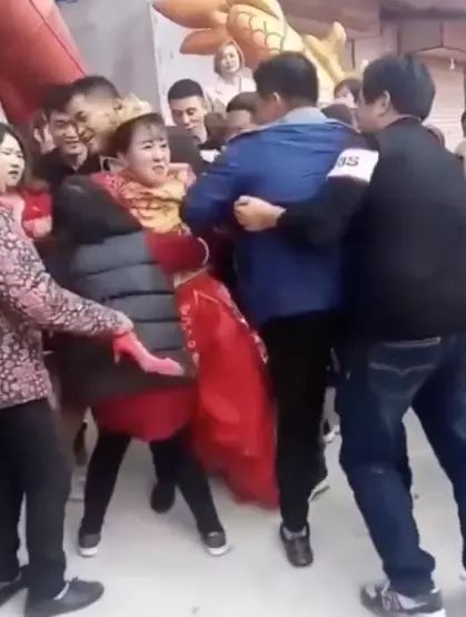 遭婚鬧客遭強壓在地 ,新娘起身狠踹男下體!