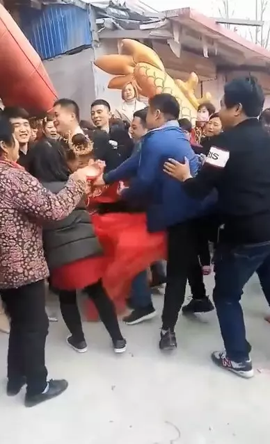 遭婚鬧客遭強壓在地 ,新娘起身狠踹男下體!