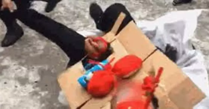 遭婚鬧客遭強壓在地 ,新娘起身狠踹男下體!