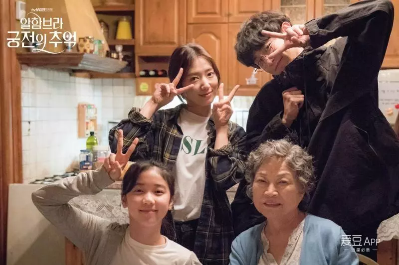 [EXO][新聞]181204 《阿爾罕布拉宮的回憶》世珠家族合照公開萬變不離剪刀手！