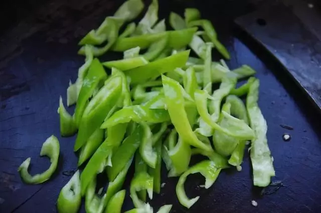 把雞蛋煎熟再下鍋炒!逆天好味道,前半輩子的煎蛋都白吃了!