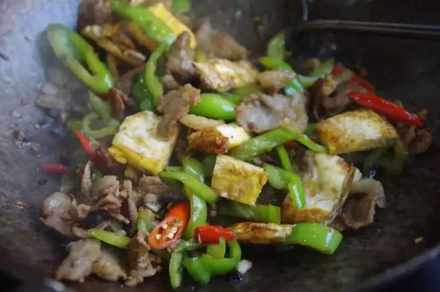 把雞蛋煎熟再下鍋炒!逆天好味道,前半輩子的煎蛋都白吃了!