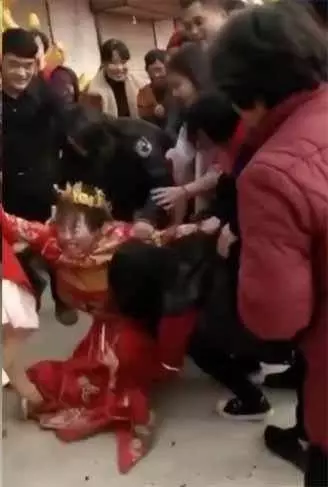 結婚遭婚客強壓在地摸,新娘起身反擊狠踹男下身