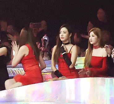 韓網熱議!其他團領獎的時候讓集中的隊長Apink「朴初瓏」