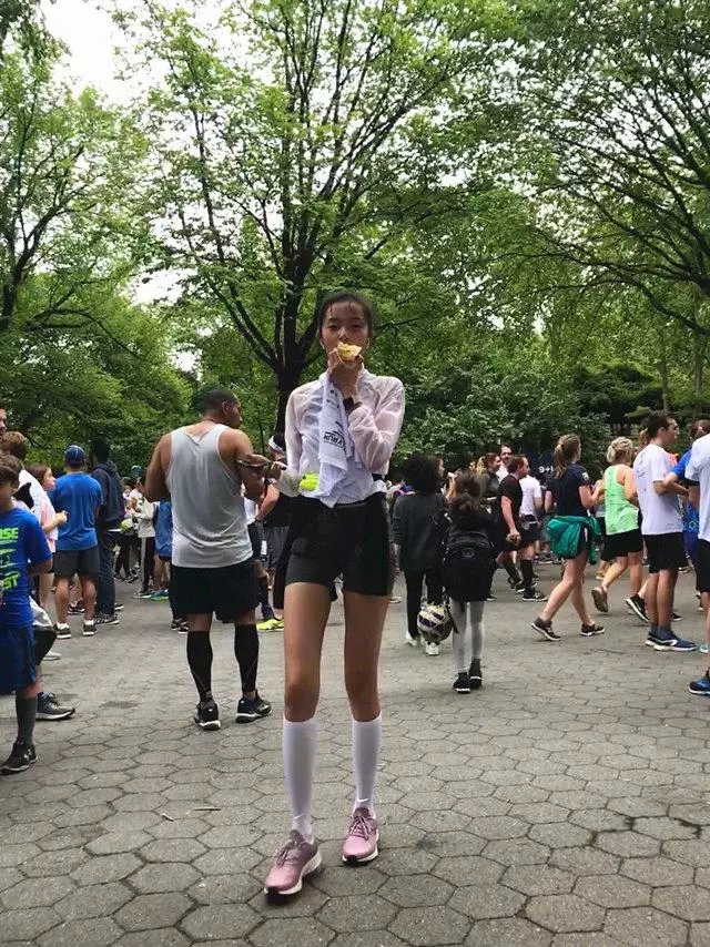陸毅女兒才十歲,這雙手和腿長得也太驚人了!