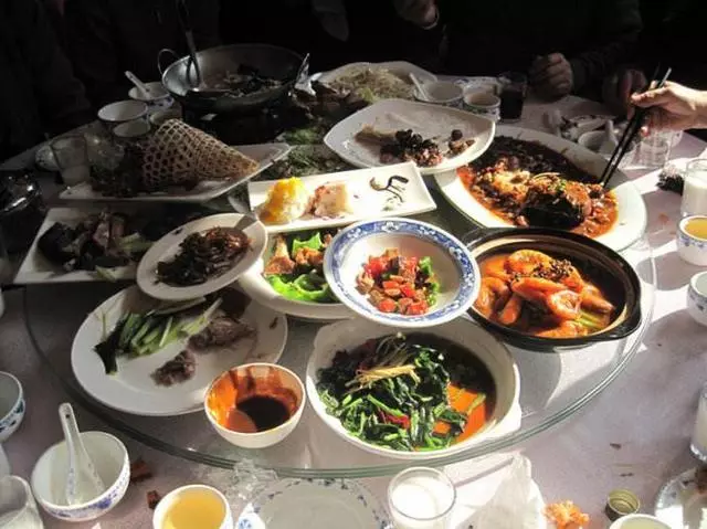 兒子頭回帶女友回家,吃飯時兒子總掉筷子,低頭幫他撿時傻住