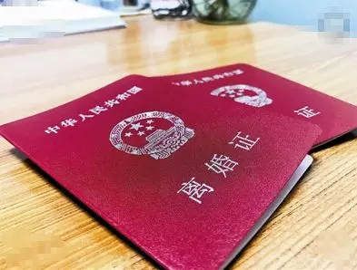 婚後從沒見過家婆上廁所,俺感覺怪,偶然打開電視櫃,怒提離婚