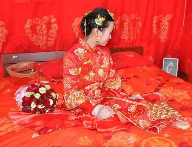 回娘家探親,老公一分不給只給一壇酸菜,母親打開後,蒙了