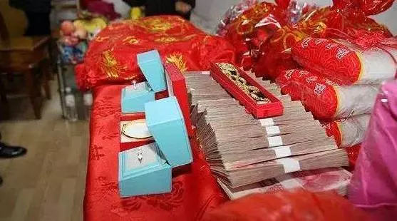 回娘家探親,老公一分不給只給一壇酸菜,母親打開後,蒙了