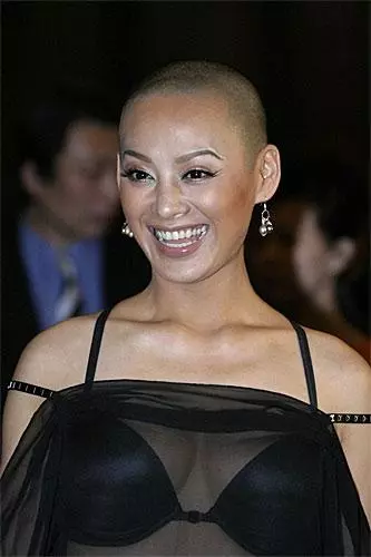 擋不住那豐滿又好的線條,真不敢相信她連那「兩粒」也摔出來了