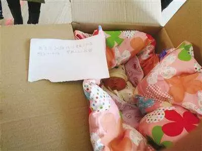 女子野外撿到孩子,原本想抱回家,看到孩子身上紙條轉身就走!