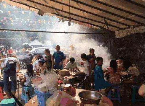 農村酒席上了這道菜,人們看見就走了,只有城裡人還坐在那 !