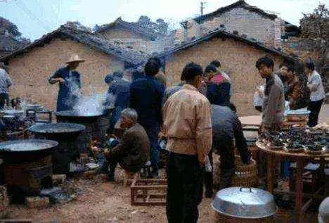 農村酒席上了這道菜,人們看見就走了,只有城裡人還坐在那 !