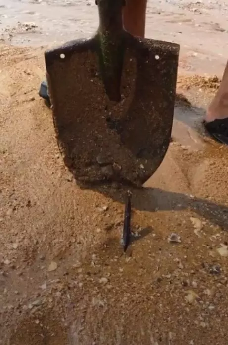 男子在海邊被尖物刺傷了腳,一氣之下拿鐵鍬翻弄出來後,結果蒙了 !