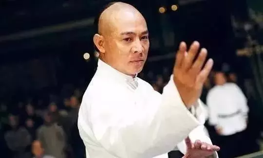 李連傑女兒,7歲給劉德華伴舞,8歲陪成龍走紅毯,16歲成了這模樣!