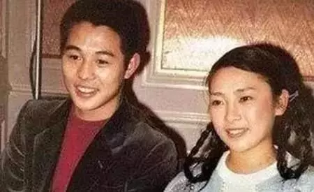 李連傑女兒,7歲給劉德華伴舞,8歲陪成龍走紅毯,16歲成了這模樣!