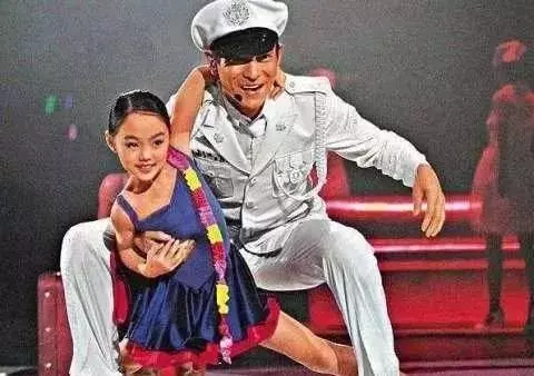 李連傑女兒,7歲給劉德華伴舞,8歲陪成龍走紅毯,16歲成了這模樣!
