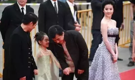 李連傑女兒,7歲給劉德華伴舞,8歲陪成龍走紅毯,16歲成了這模樣!