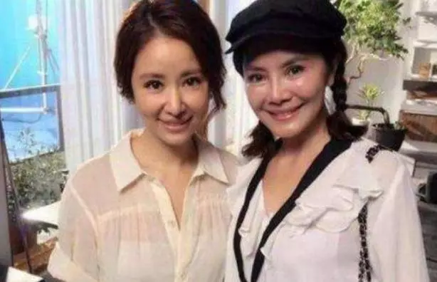 42歲林心如和71歲婆婆合影,好像姐妹花,婆婆時尚漂亮顏值超高!