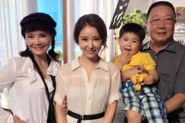 42歲林心如和71歲婆婆合影,好像姐妹花,婆婆時尚漂亮顏值超高!