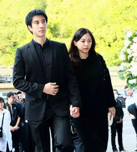 she、王力宏夫婦合體出席葬禮,恩人母親去世,蕭亞軒不出席!