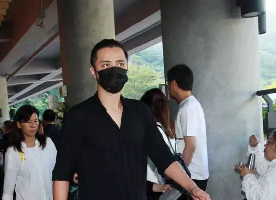she、王力宏夫婦合體出席葬禮,恩人母親去世,蕭亞軒不出席!