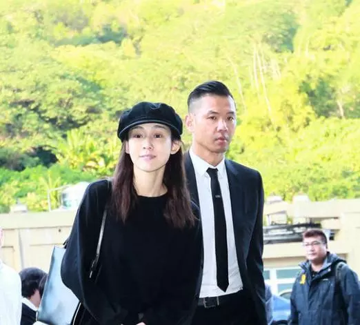 she、王力宏夫婦合體出席葬禮,恩人母親去世,蕭亞軒不出席!