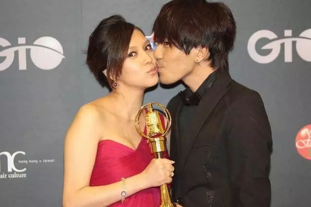 44歲賈靜雯弟媳近照,原來是我們熟悉的她,網友:難怪一直不公開