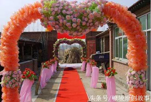 大哥結婚父母幾乎花光了所有積蓄,我結婚父母只寄一個快遞,拆開後我泣不成聲