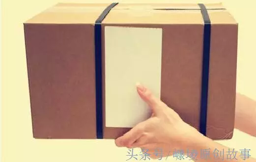 大哥結婚父母幾乎花光了所有積蓄,我結婚父母只寄一個快遞,拆開後我泣不成聲