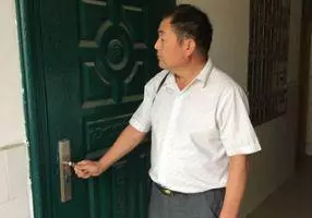 帶男友回家吃飯,他中途接了個電話,不小心按錯免提,我笑著退婚