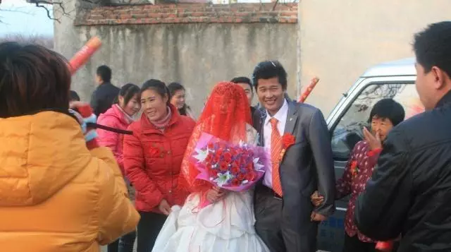 「媽,我是你兒子,你為啥把房給妹夫」,「咱媽住院你一次沒來」