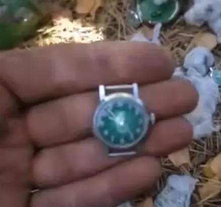 男子野外散步時發現一個玻璃瓶,打開後竟發現這些意外驚喜 !
