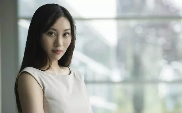 新婚當天婆婆讓我跪著敬茶,不然就不給改口費,我笑著取消了婚禮