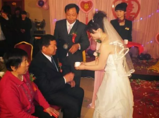 新婚當天婆婆讓我跪著敬茶,不然就不給改口費,我笑著取消了婚禮