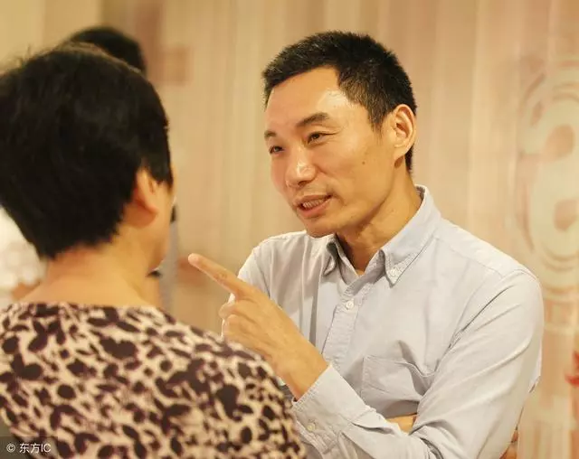 我將彩禮錢借給弟弟買車,如今他又來借錢,丈夫直說要和我離婚