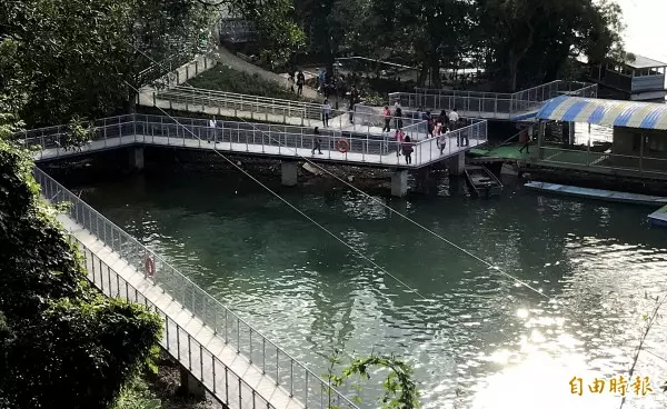 水庫在腳底下! 漫步薑母島臨水高架棧道超刺激