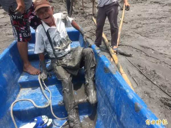 水庫在腳底下! 漫步薑母島臨水高架棧道超刺激