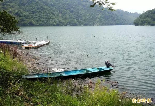 水庫在腳底下! 漫步薑母島臨水高架棧道超刺激