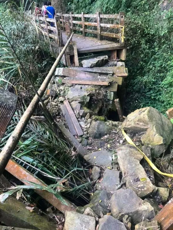 水庫在腳底下! 漫步薑母島臨水高架棧道超刺激
